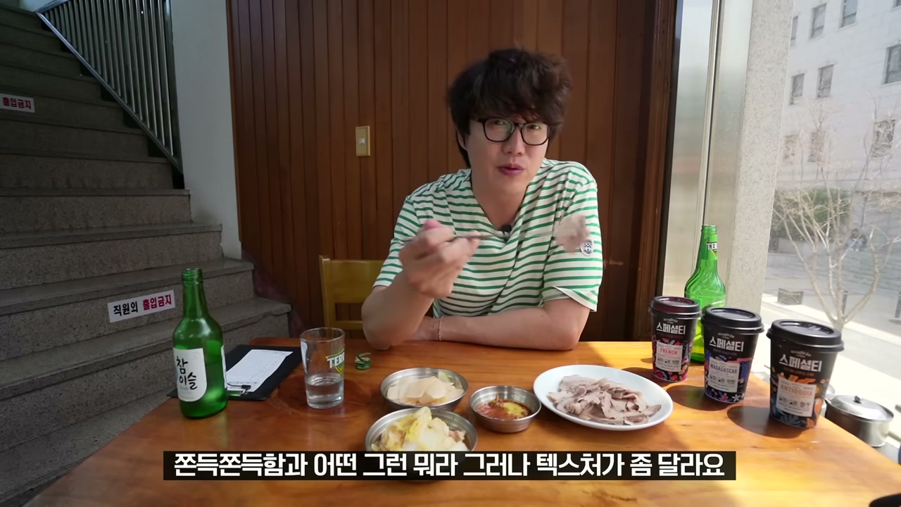 필동면옥 놋그릇과 제육이 함께 놓인 상