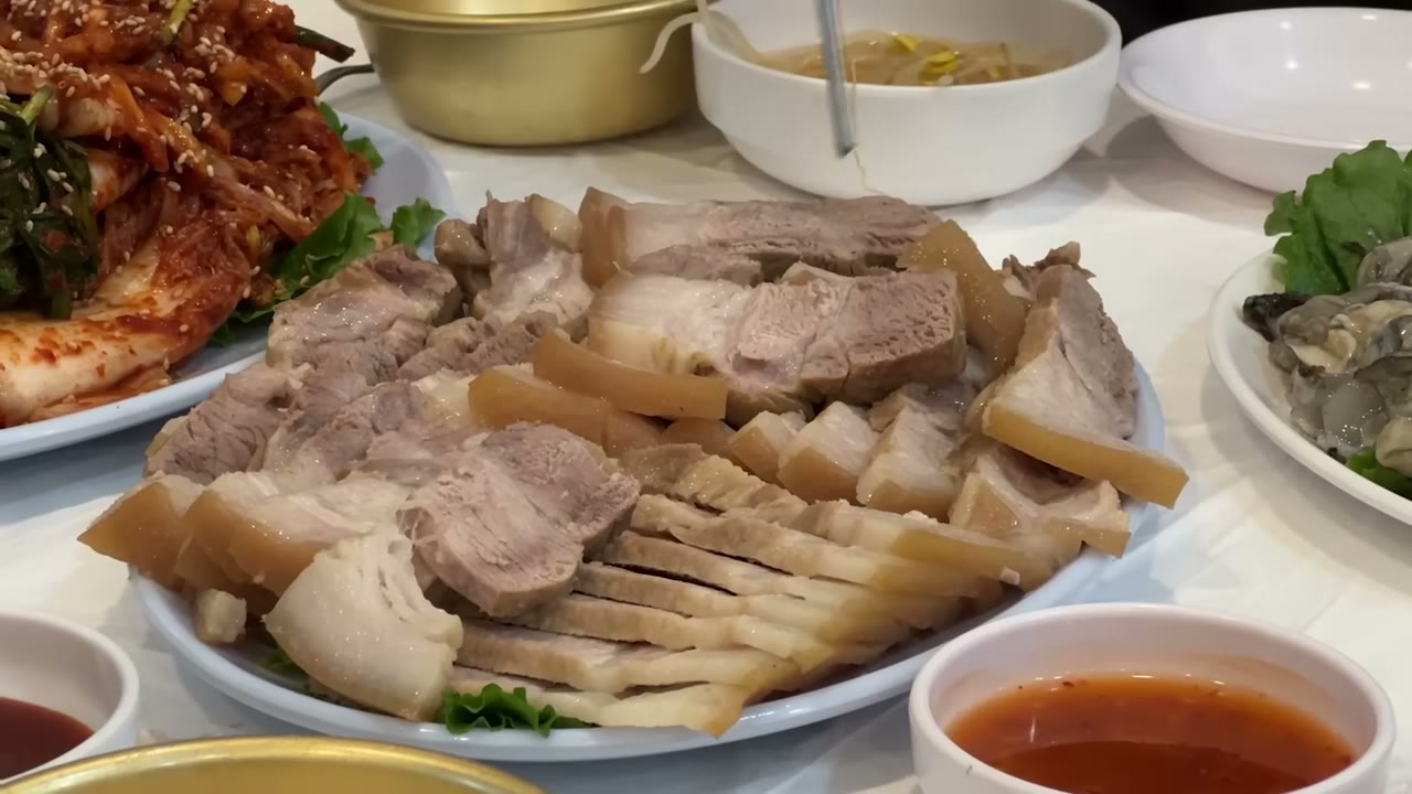 접시에 깔아 낸 보쌈 수육