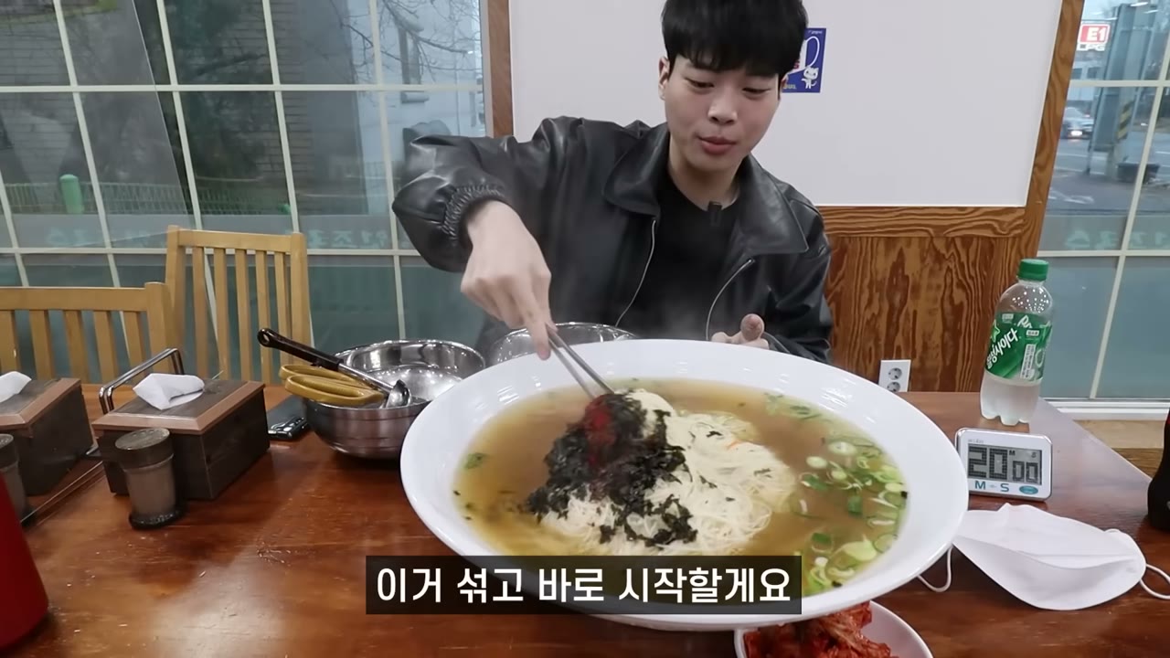 넓은 대접에 나오는 국수. 양이 많은 편이다