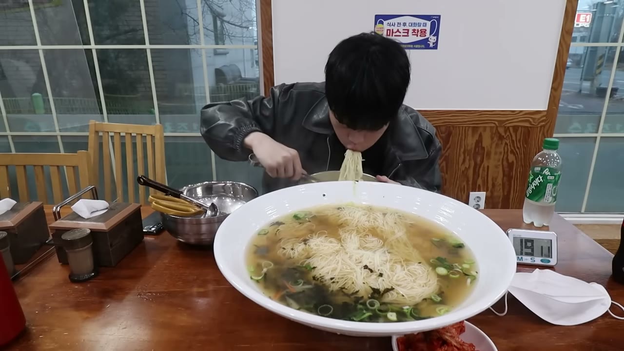 국물에 김가루를 얹어 낸다