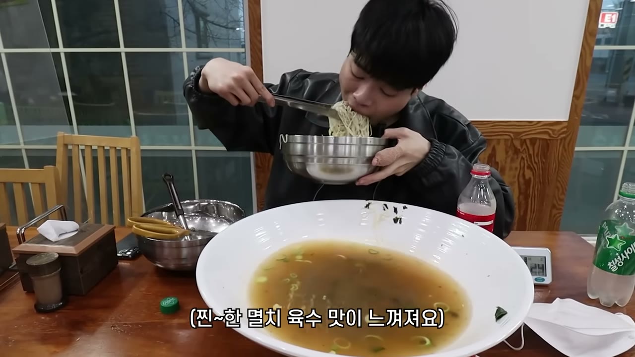 그릇째 들고 먹는 국수