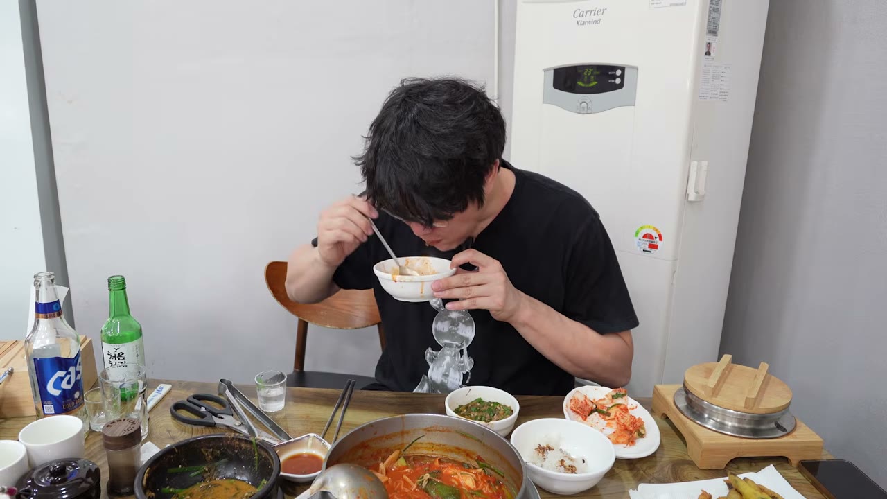 밥을 말아 먹는다