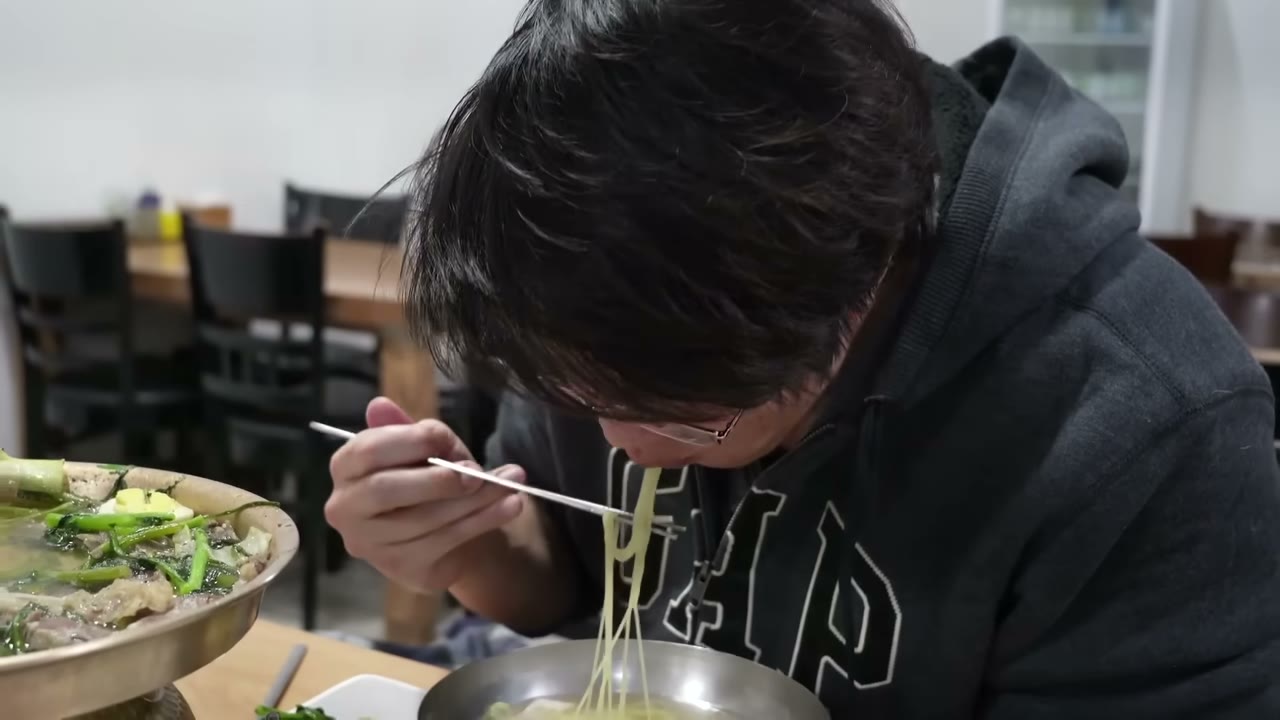 그릇째 들고 먹는 냉면