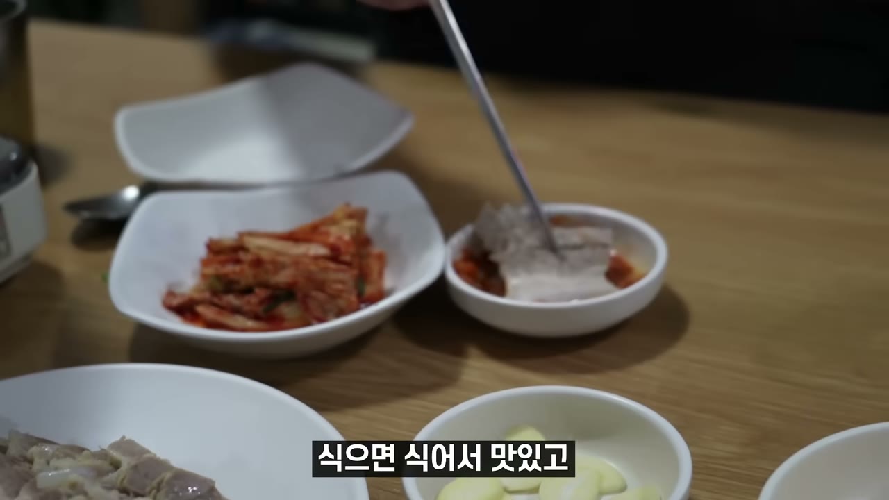 김치와 편육. 냉면과 번갈아 먹는다