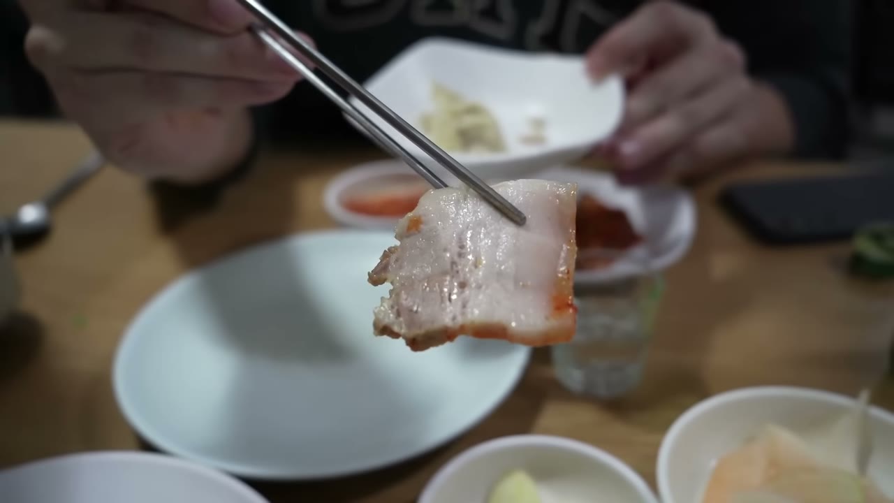 젓가락으로 집어 올린 편육