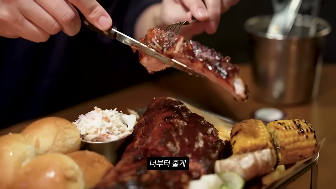 손으로 집어 든 립