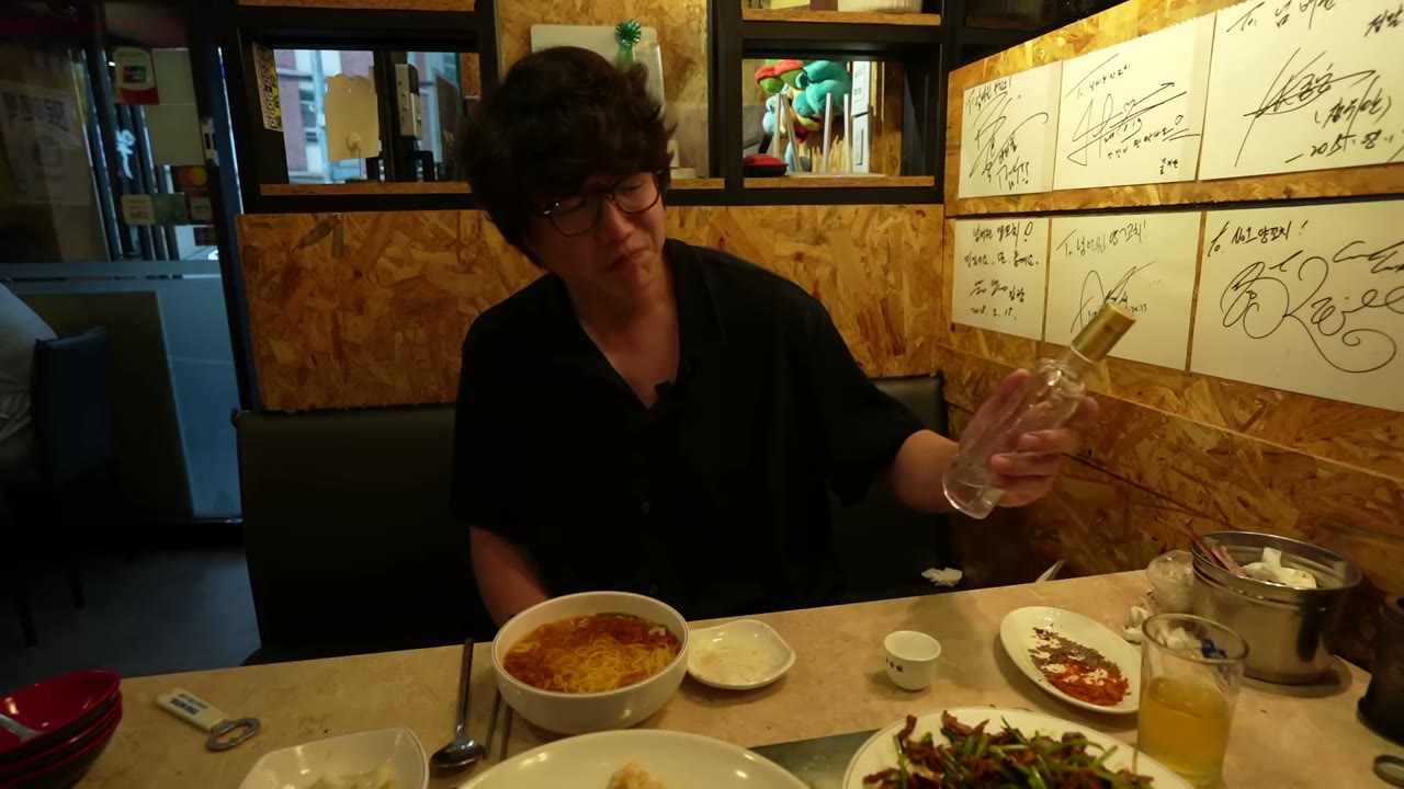 꼬치와 요리를 함께 놓은 상