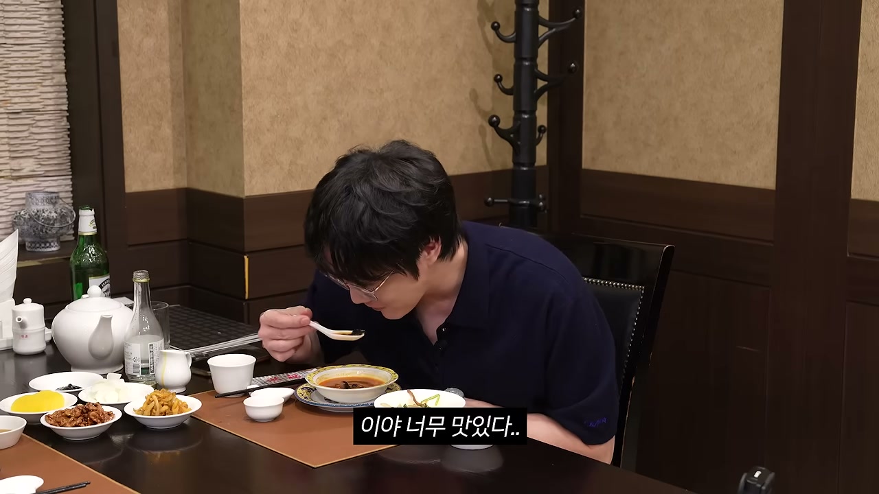 족자를 건 어두운 목재 홀