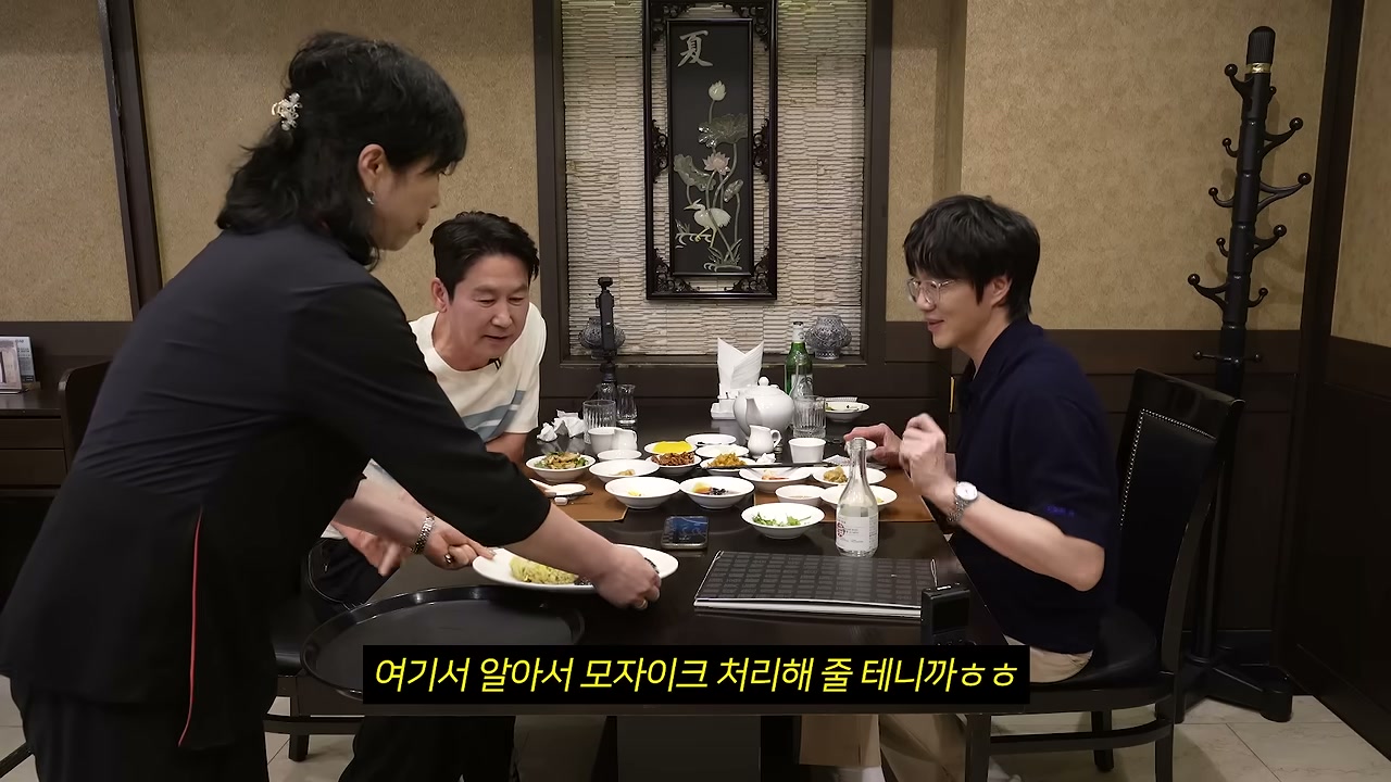 요리를 접시째 상에 올린다
