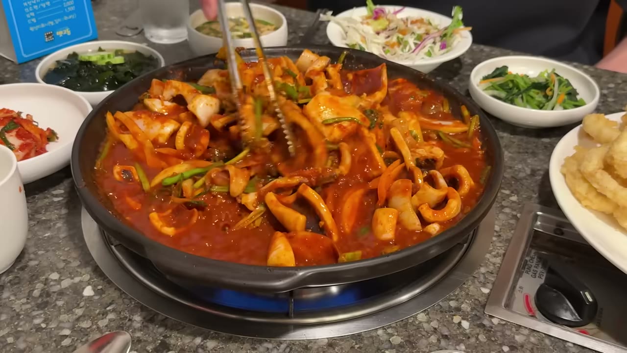 빨갛게 볶여 나온 낙지와 오징어