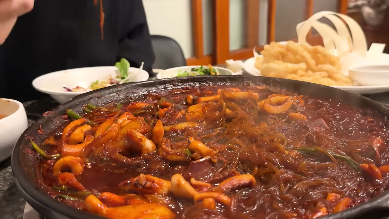 볶음 옆에 놓인 오징어튀김