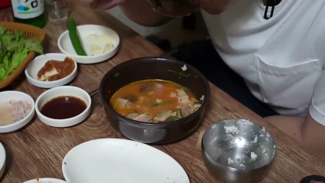 국물이 붉지만 자극적이지 않은 편이다