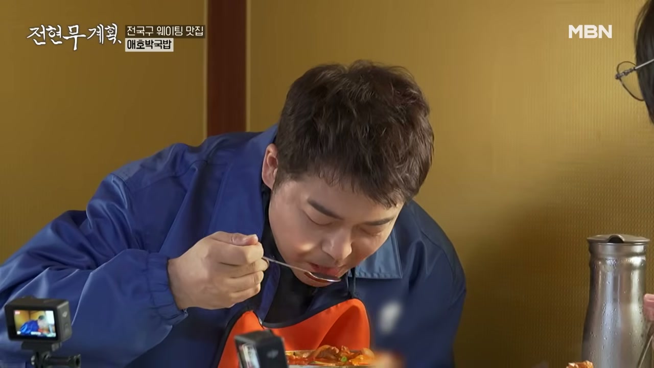 붉지만 자극이 세지 않은 국물
