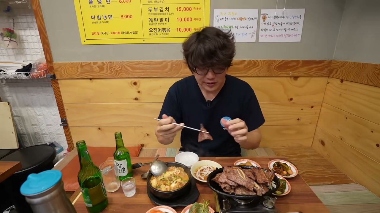 벽에 메뉴가 종이째 붙어 있다