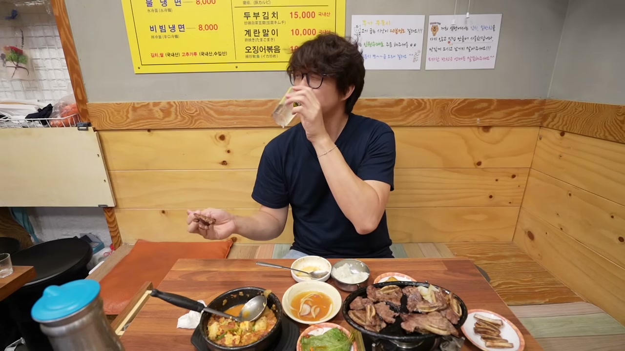 좁은 나무 칸에 자리를 냈다