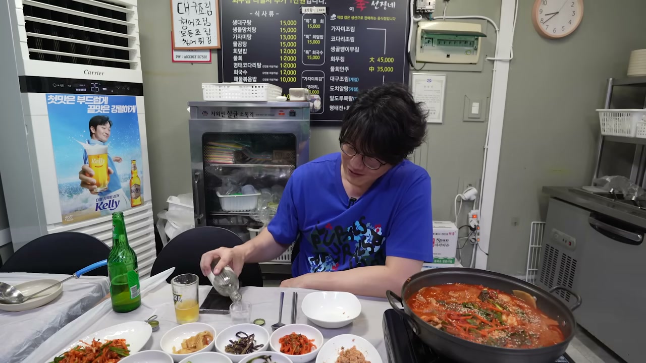 냄비째 상에 올려 끓여 먹는다