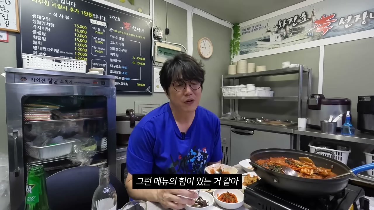 주방이 그대로 보이는 좁은 홀
