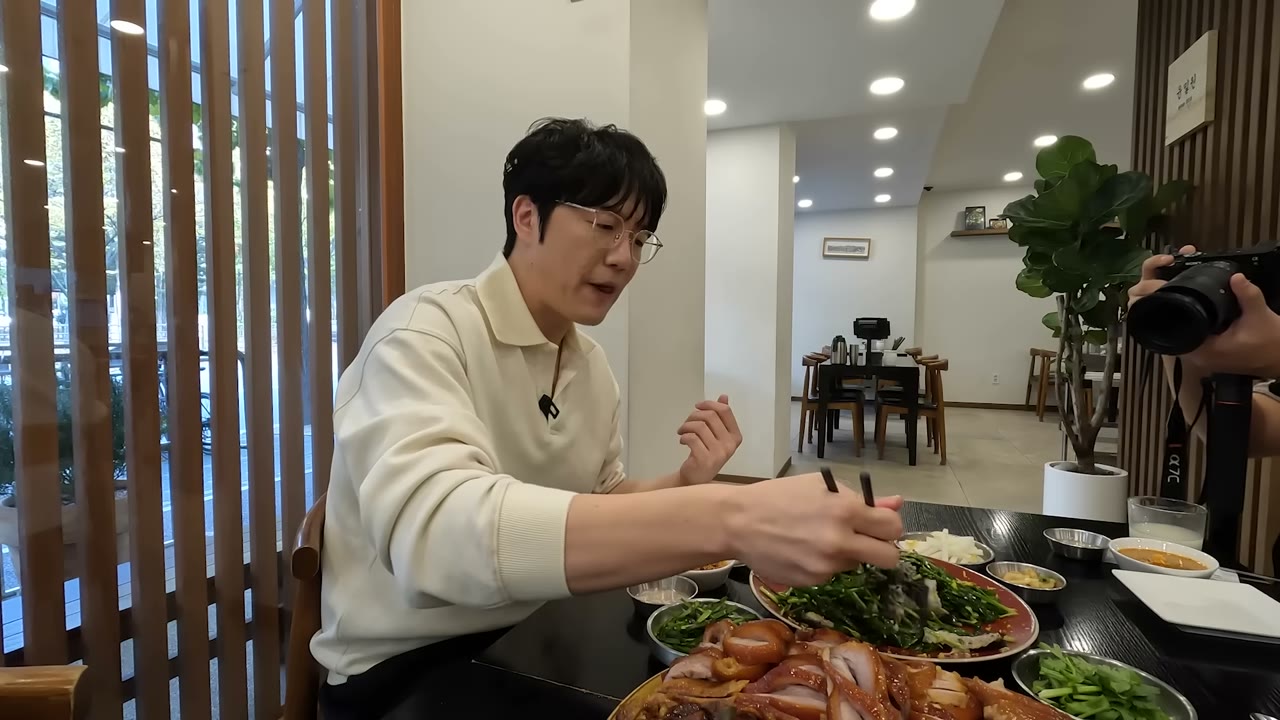 채소와 함께 깔려 나오는 족발