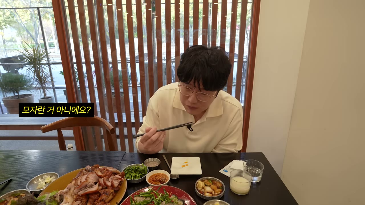족발과 반찬이 놓인 상