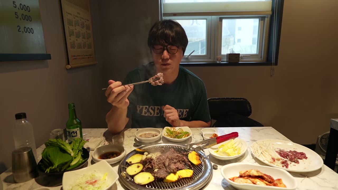 불판을 가운데 두고 앉는 자리