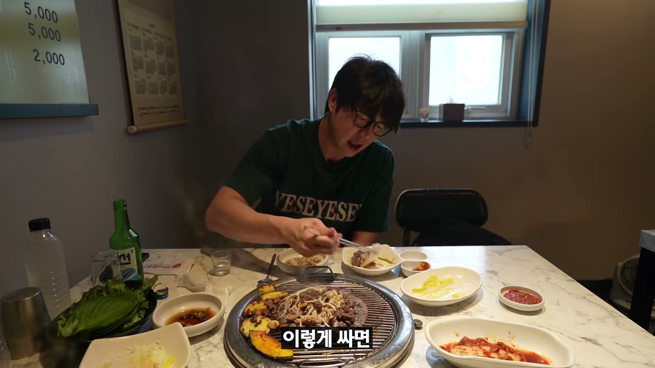 구워진 고기를 덜어 먹는다