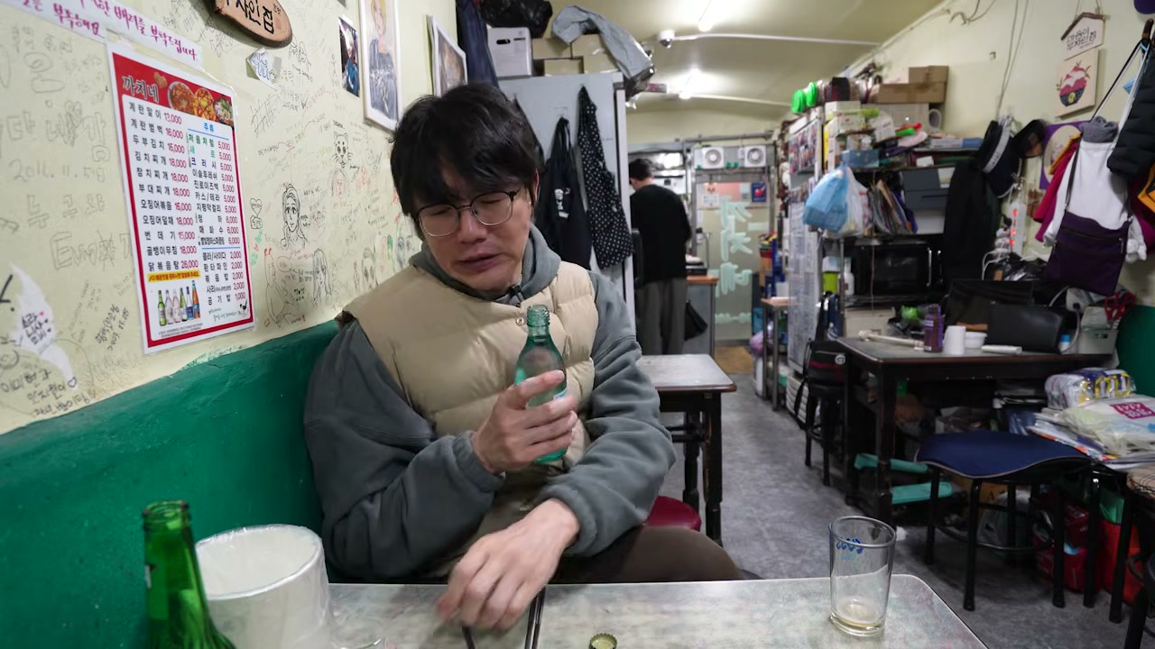 손님 낙서가 벽을 빈틈없이 채우고 있다