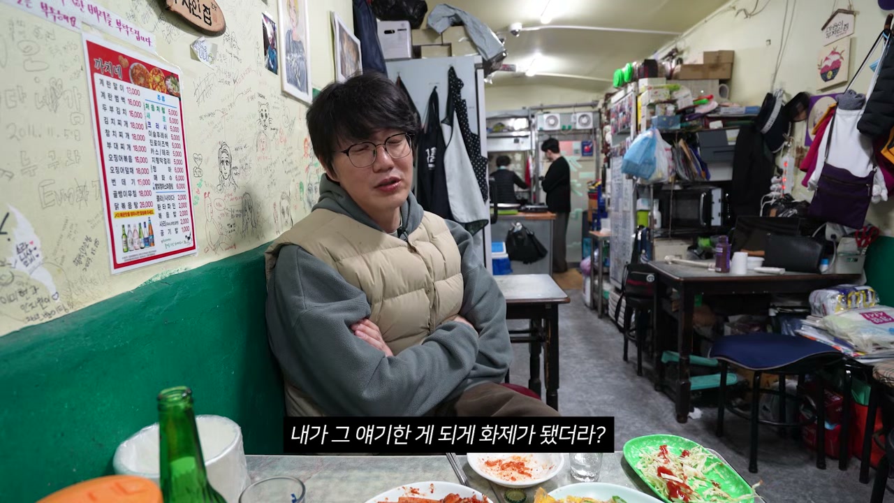 테이블을 붙여 놓은 좁고 긴 홀