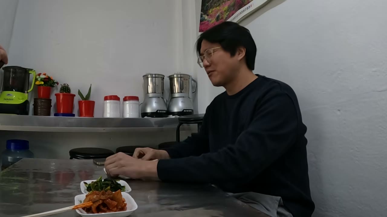 콩 가는 믹서가 놓인 좁은 가게 안