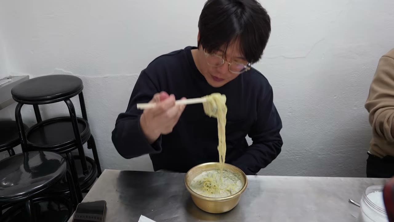 놋그릇에 담겨 나온 콩국수