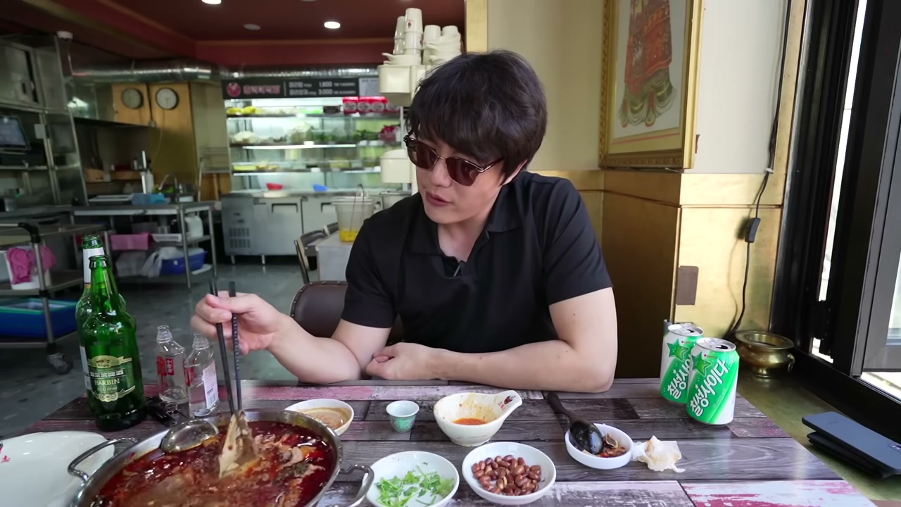 붉은 국물에 면을 넣어 먹는다