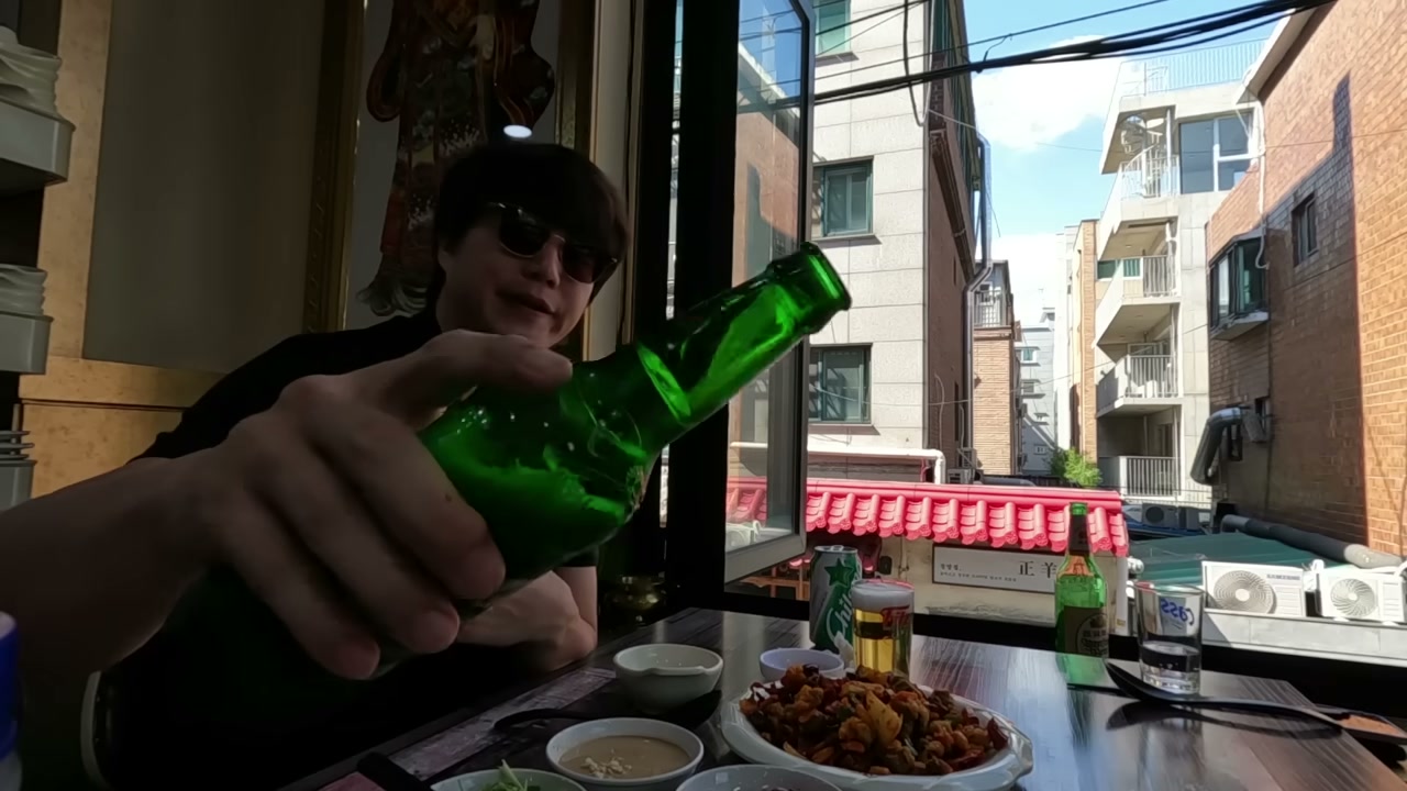 서대문양꼬치BAR 창을 크게 낸 자리