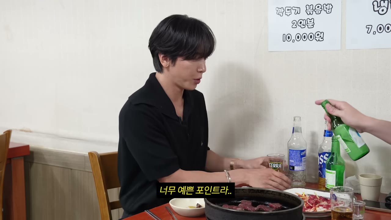 불판과 함께 깔린 반찬