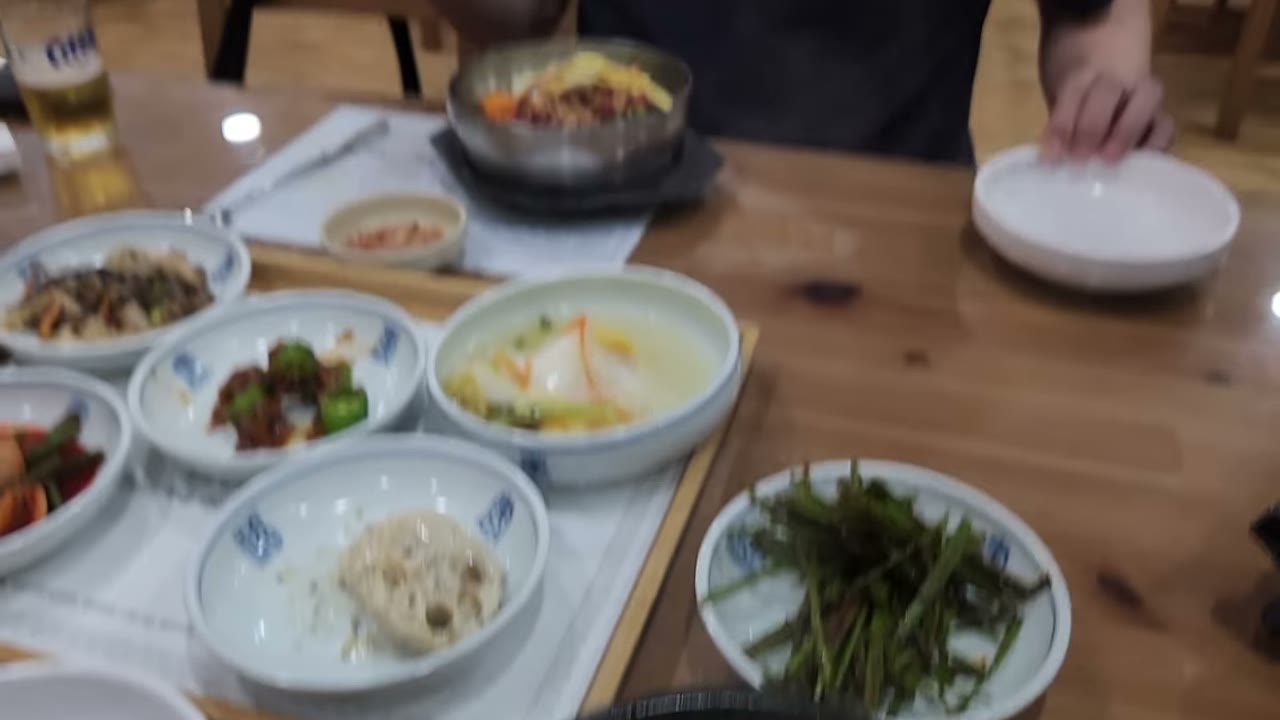 나물과 반찬이 여러 접시