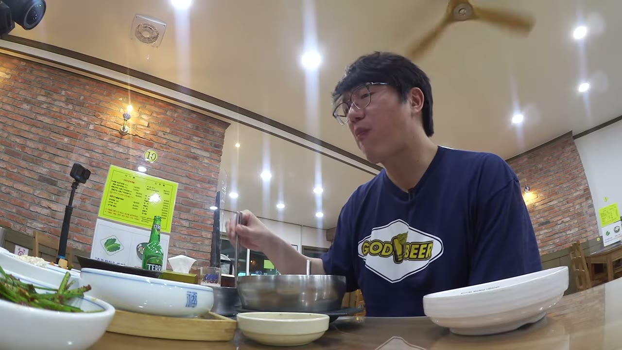 국을 곁들여 먹는다