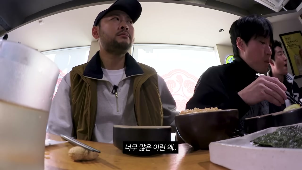 나무 그릇에 담아 내는 구성