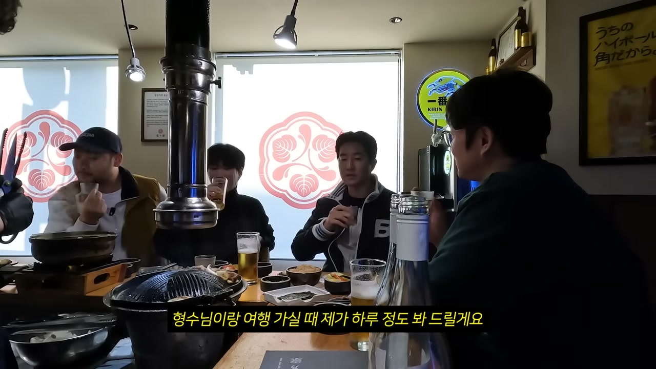 냄비 요리를 가운데 두고 나눠 먹는다