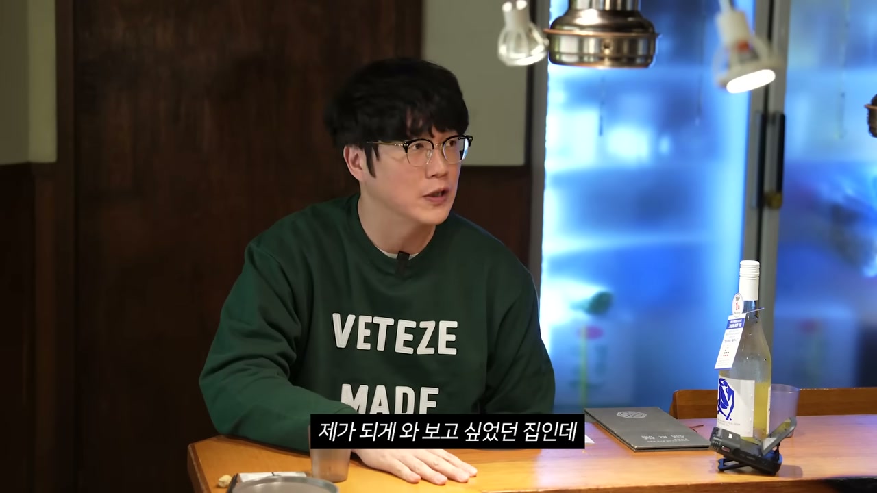 나무로 짠 카운터에 조명을 낮게 달았다