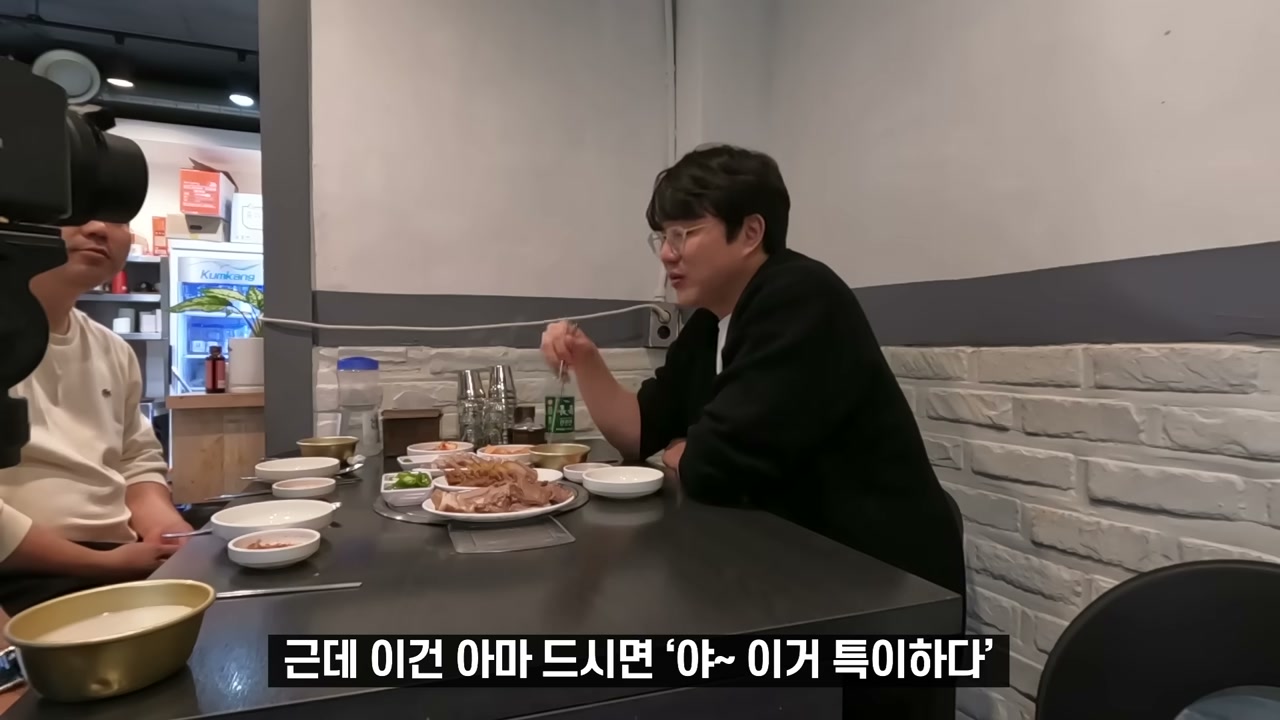 벽돌 벽을 따라 놓인 자리