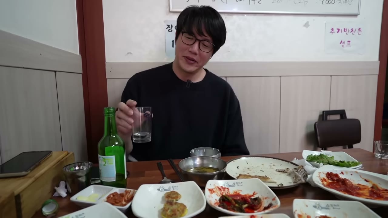 생선구이와 전이 함께 오른 상. 벽에 붙은 안내문이 그날의 메뉴를 알린다