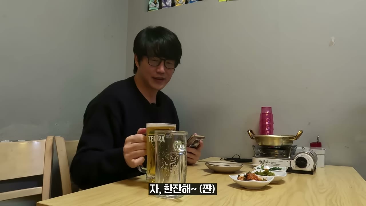 맥주와 함께 차려진 첫 상. 칼집을 낸 갑오징어구이가 접시에 담겨 나온다