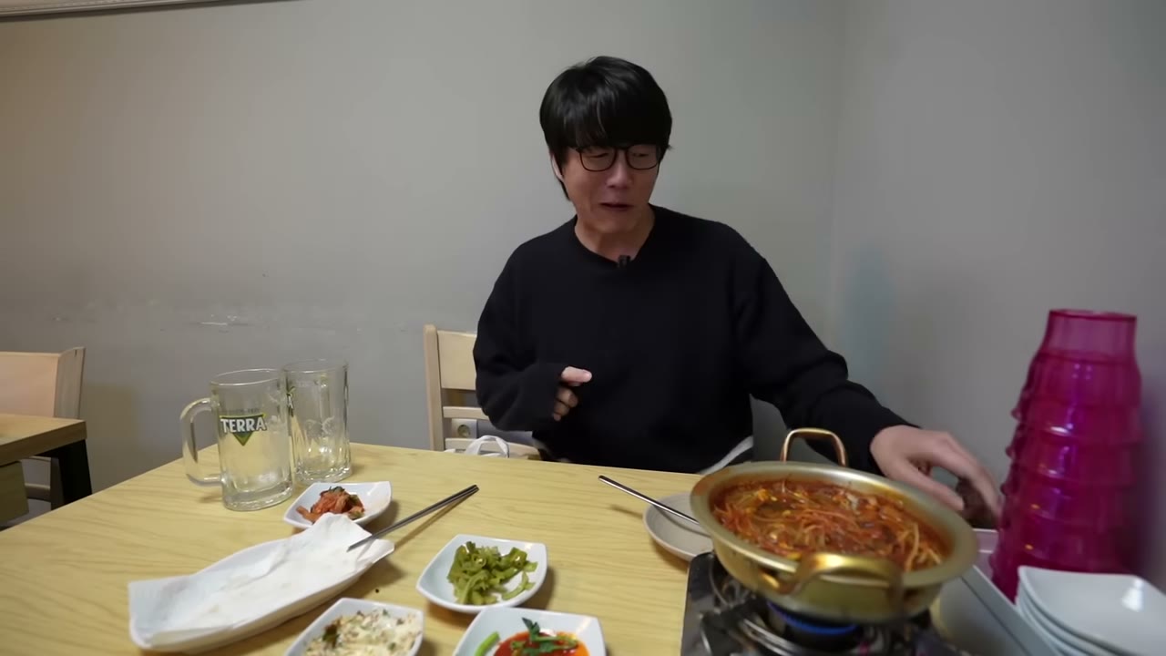 가운데 냄비에 올라간 붉은 국물 요리. 구이 외에 찜과 탕을 함께 두는 구성이다