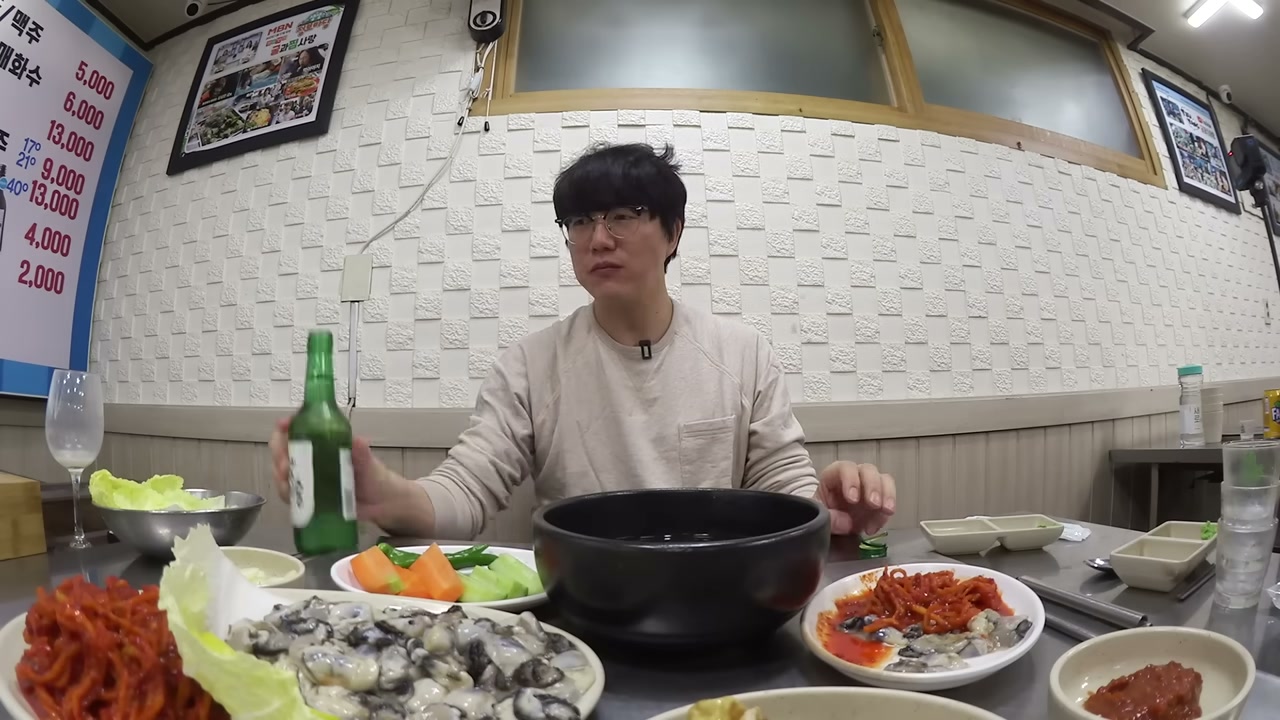 굴과찜사랑 본사직영점 굴과 무침이 함께 깔린 상