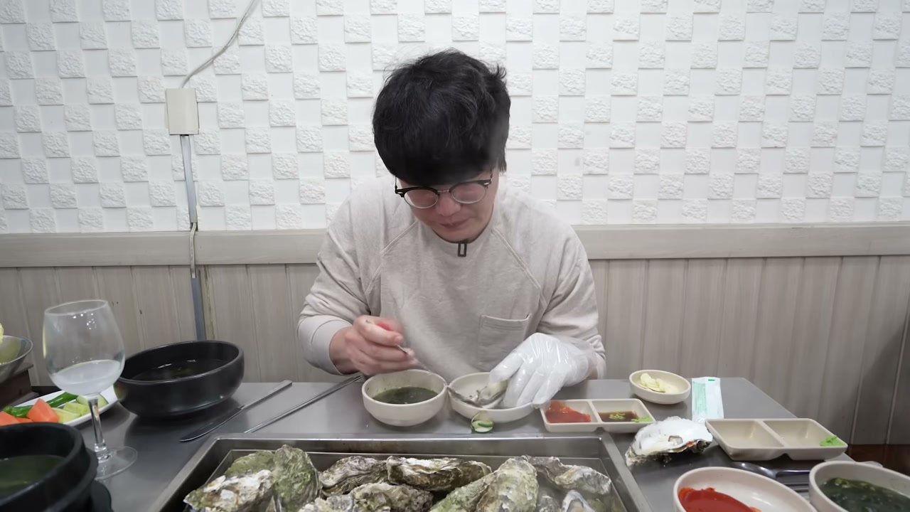 껍질째 쌓아 올린 굴