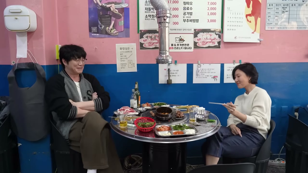 테이블 몇 개가 전부인 좁은 홀