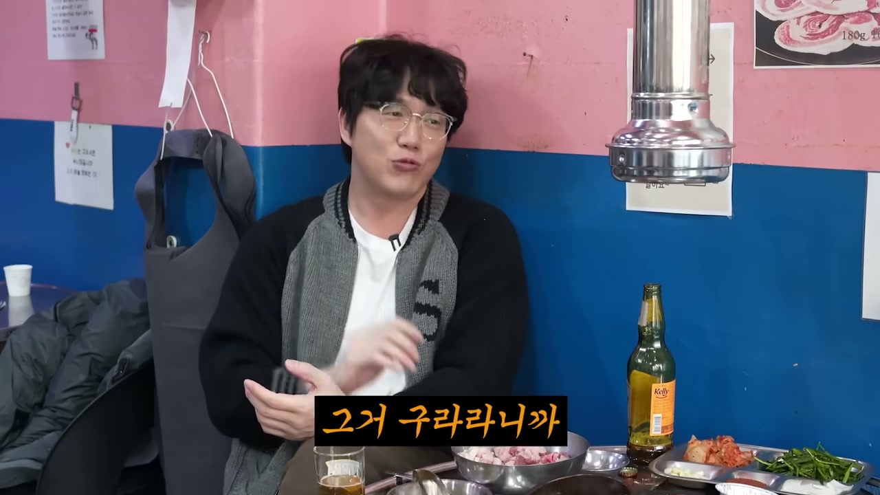 몽골생소금구이 벽에 고기 사진과 가격이 붙어 있다
