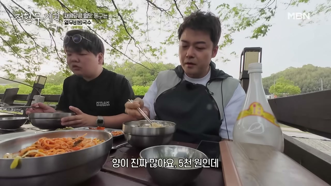 비빔 쪽은 양념이 진하다