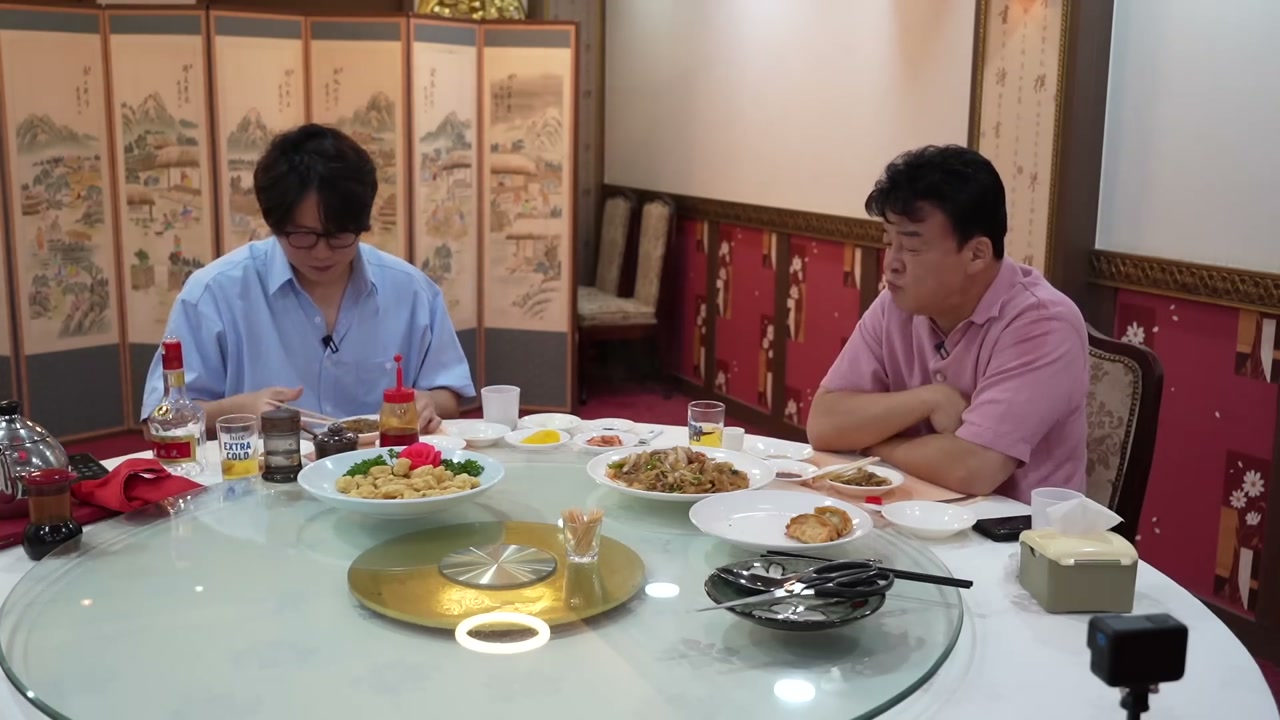 2인 기준 상차림 — 요리 하나에 식사류를 곁들이는 구성