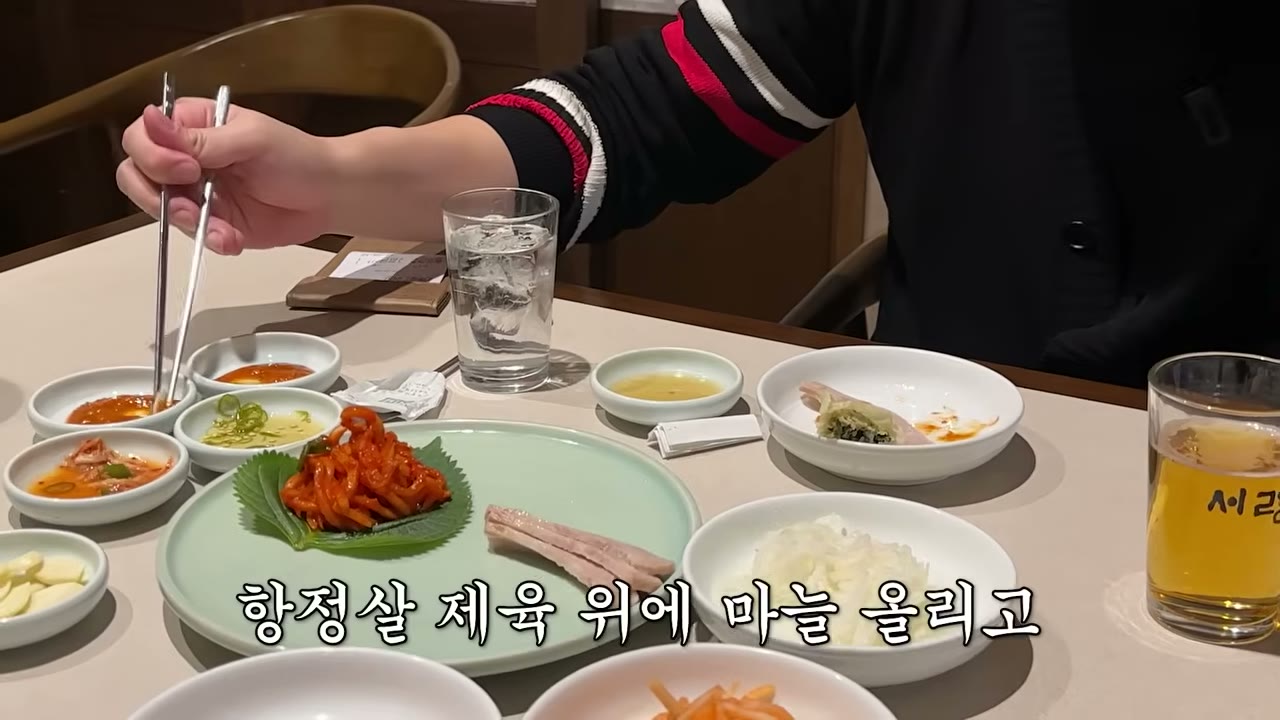 항정 제육에 마늘을 올린다