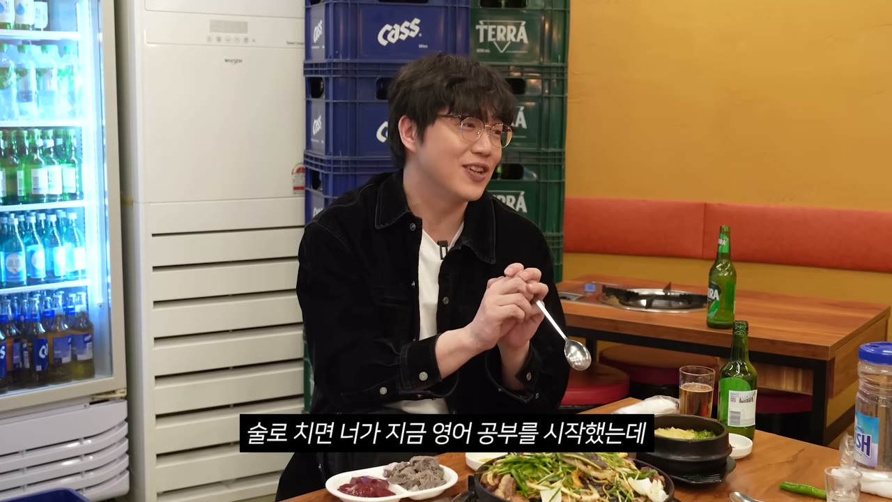 곱창을 집어 든다