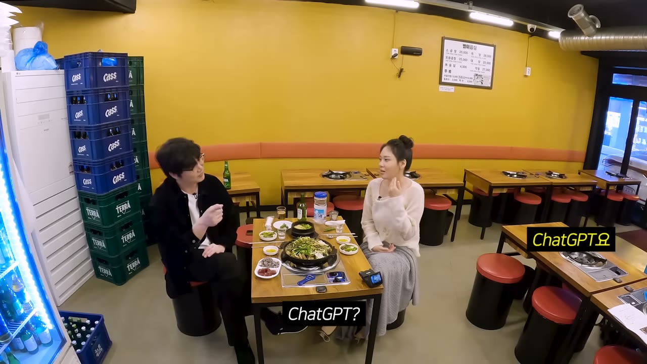 맥주 상자가 쌓인 가게 안